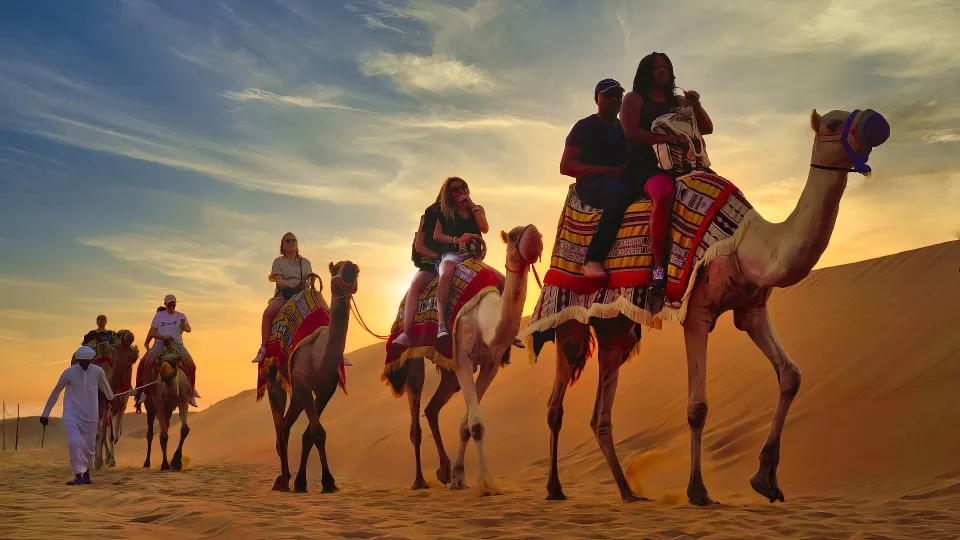 Safari dans les dunes rouges, promenade à dos de chameau et 3 cuisines à Al Khayma Camp, avec partage des frais - Image 1